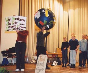 Gruppe mit Weltkugel